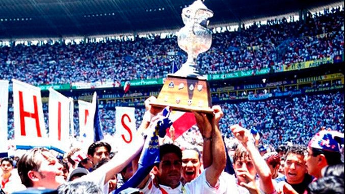 Jugadores de Chivas levantan el título del Verano 1997