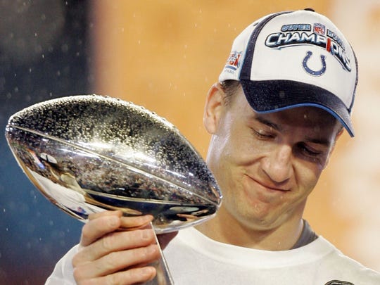 Peyton Manning, con el Vince Lombardi tras el Super Bowl XLI