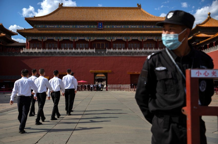 Oficial de seguridad con cubrebocas en Beijing, China