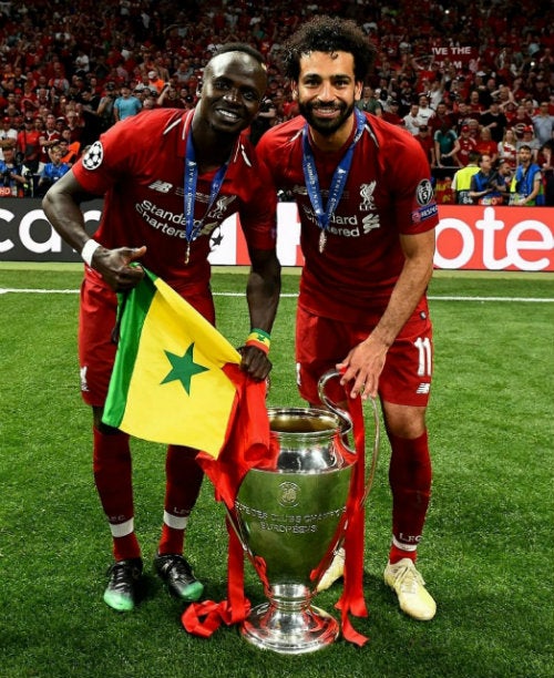 Sadio Mané y Mohamed Salah con el trofeo de la Champions League
