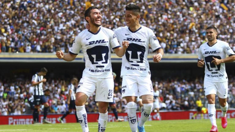 Juan Pablo Vigón y Favio Álvarez celebran un gol