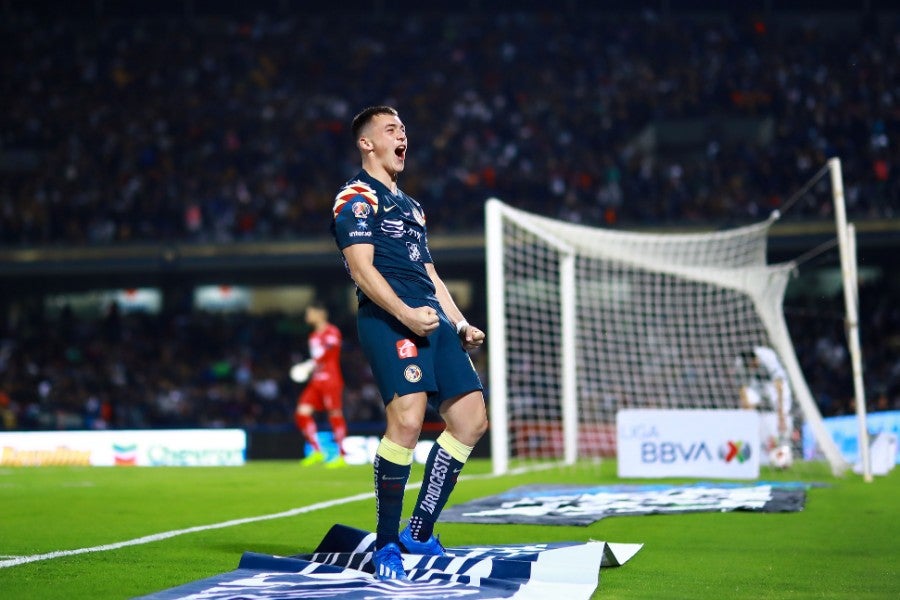 Federico Viñas durante un partido con América