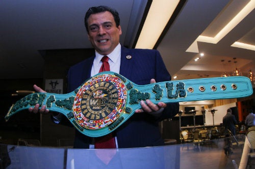 Mauricio Sulaimán con el 'Cinturón Maya'