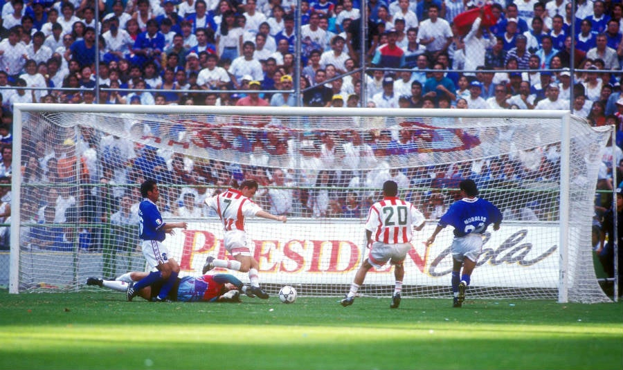 Alex Aguniaga marca gol ante Cruz Azul en la Final de la 94-95