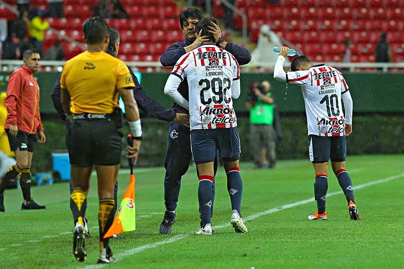 Cardozo abraza a JJ Macías durante un duelo de Chivas 