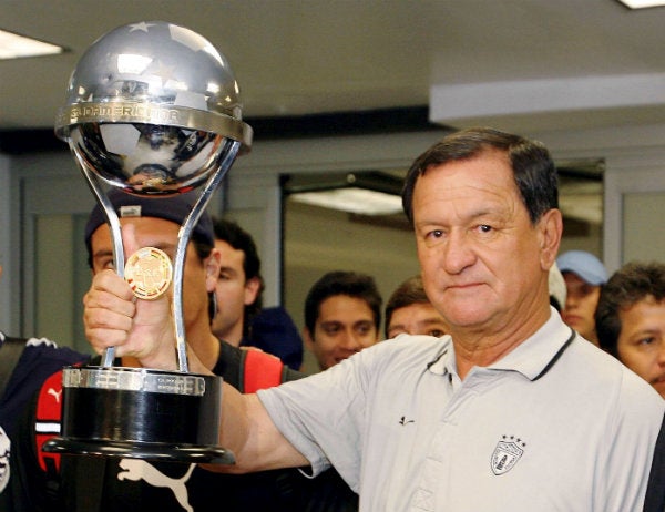 Enrique Meza con el trofeo de la Sudamericana