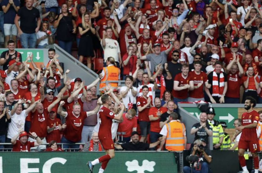 Salah celebra un gol con Henderson 