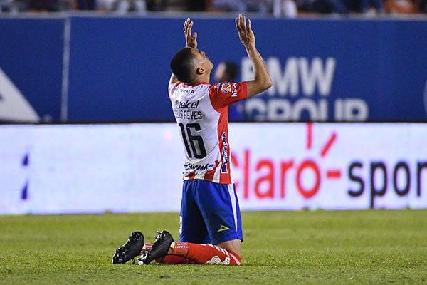 Luis Reyes celebra un gol con Atlético de San Luis