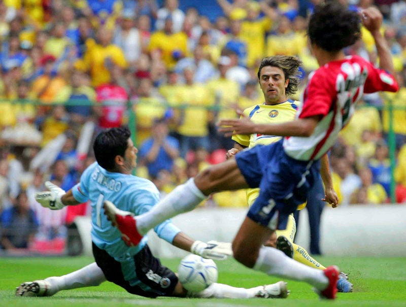 Claudio López dispara ante la salida de Oswaldo Sánchez en un Clásico Nacional