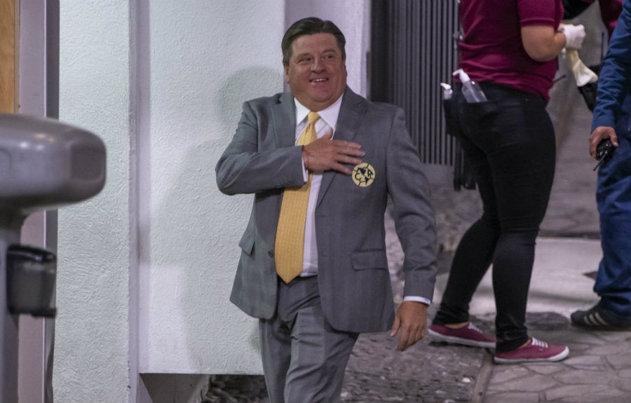 Miguel Herrera llegando un duelo de las Águilas en el Estadio Azteca