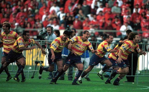 Jugadores de Morelia al ganar la tanda de penales vs Toluca en el 2000