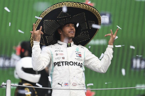 El británico celebra su triunfo en el Gran Premio de México