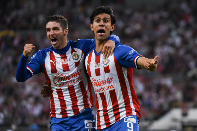 Brizuela y Macías en festejo de gol