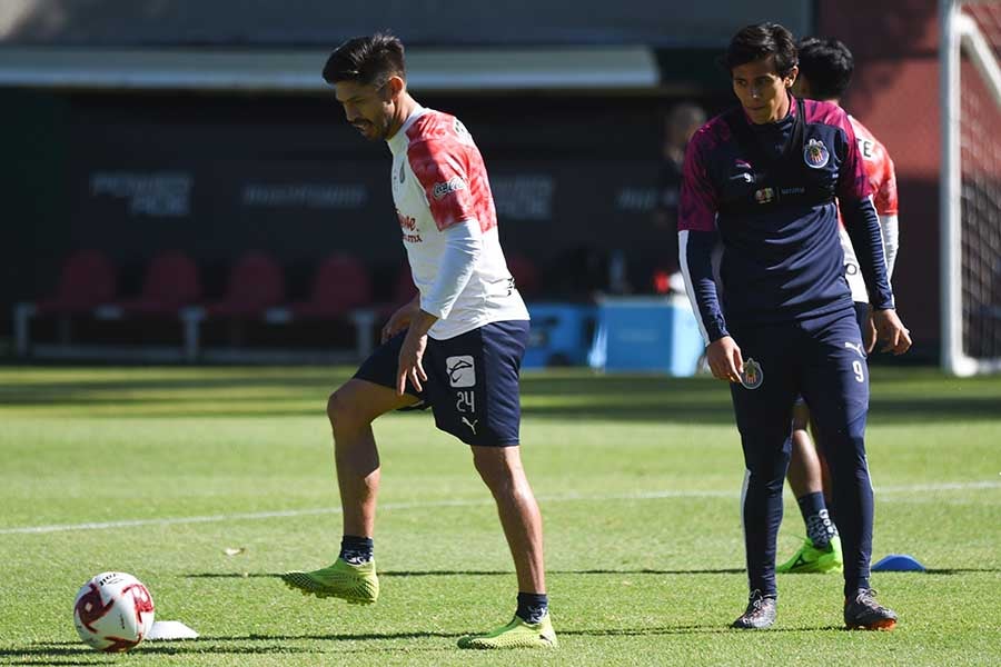 Oribe Peralta y JJ Macías durante un entrenamiento 