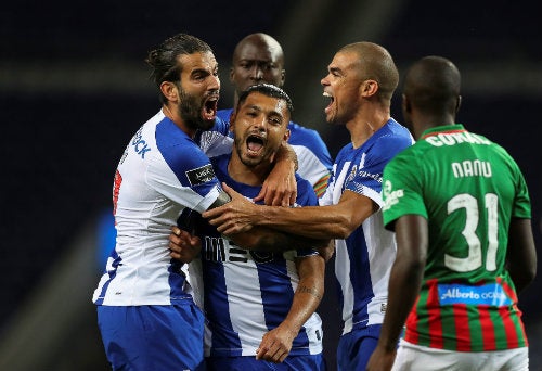 Jugadores de los Dragones celebran una anotación