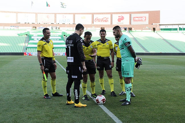 Orozco y González, en un volado previo a un juego de Liga MX