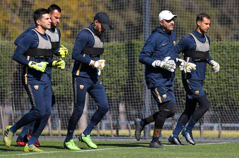 Marcello Capirossi durante una sesión con los arqueros de Pumas