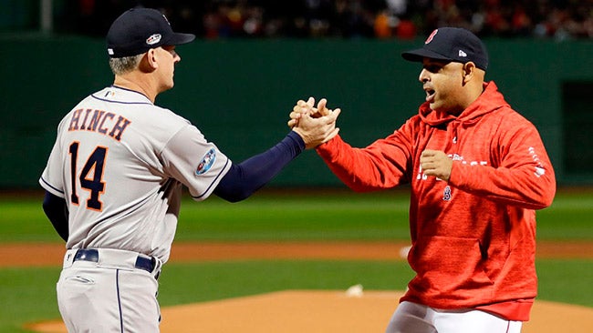 Cora saluda a  A.J. Hinch en un juego de los Red Sox