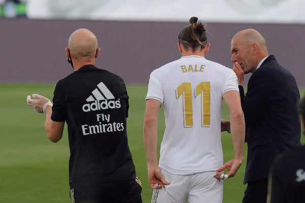 Bale y Zidane en la línea de banda