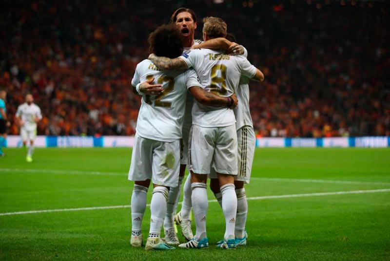 Futbolistas merengues celebran un gol