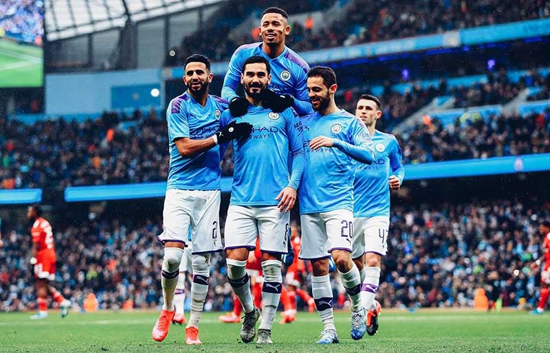 Jugadores de Man City celebran un gol en Premier 