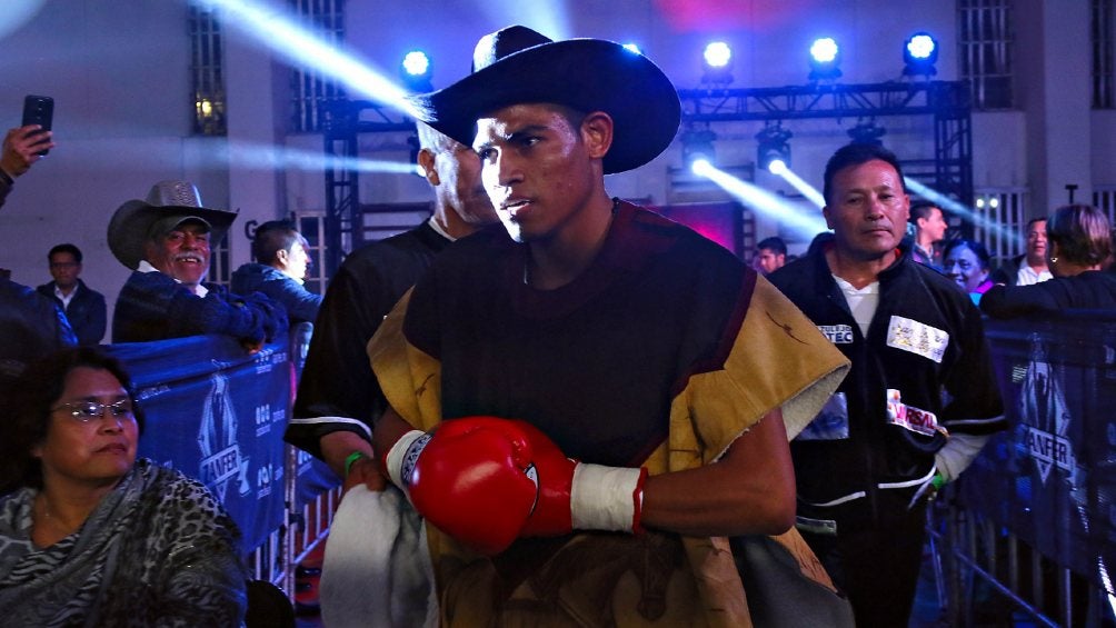 El Vaquero Navarrete haciendo su entrada al ring