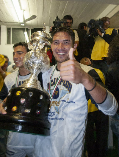 Gerardo Galindo con el trofeo de Campeón de la Liga MX