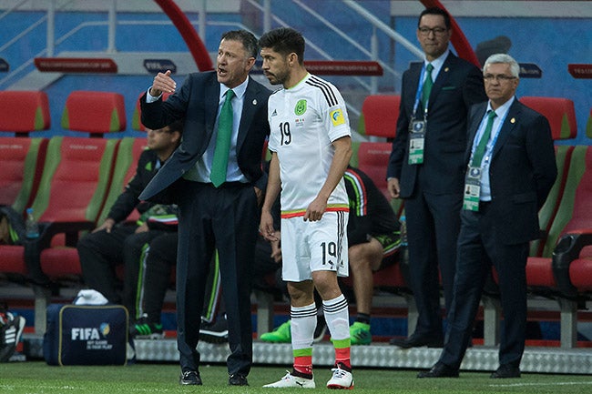 Osorio le da indicaciones a Oribe en la Confederaciones de 2017