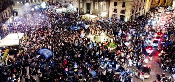 Toma panorámica de los festejos en las calles de Nápoles