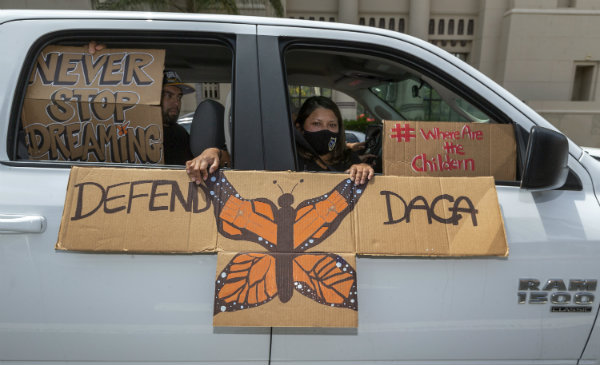 Familia en protesta por los derechos de inmigrantes en Los Ángeles