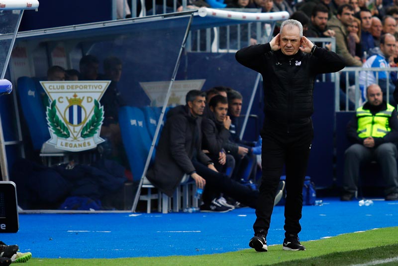 El técnico mexicano durante un partido del Leganés