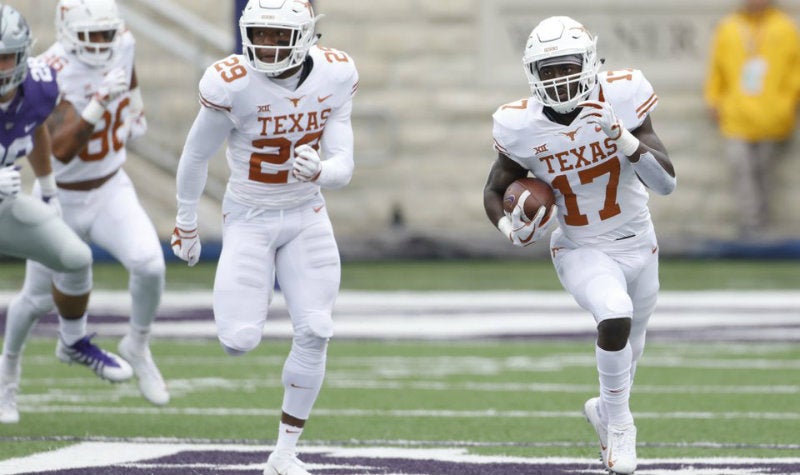 D'Shawn Jamison, regresa un balón a la zona de anotación para los Longhorns