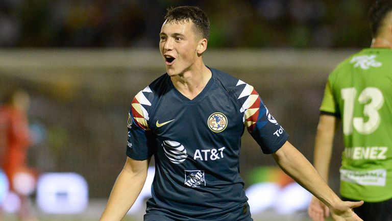 Federico Viñas celebra gol con América