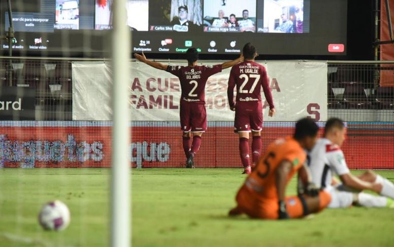 Futbolistas del Saprissa festejan una anotación