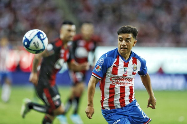 Fernando Beltrán en acción con Chivas