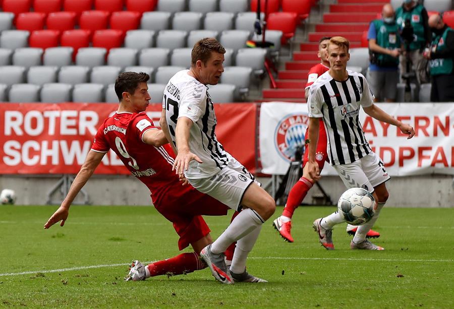 Lewandowski definiendo el tercer tanto del Bayern 