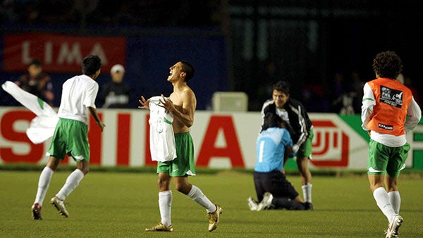 Hernández festeja tras la histórica noche en 2005