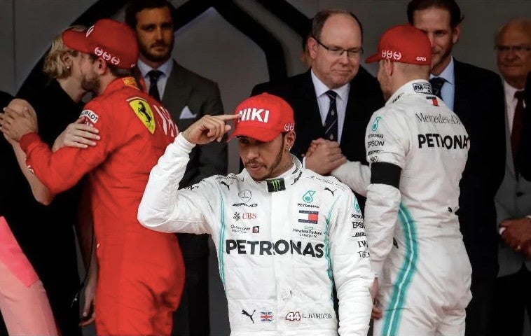 Hamilton homenajeando a Nikki Lauda tras su muerte 