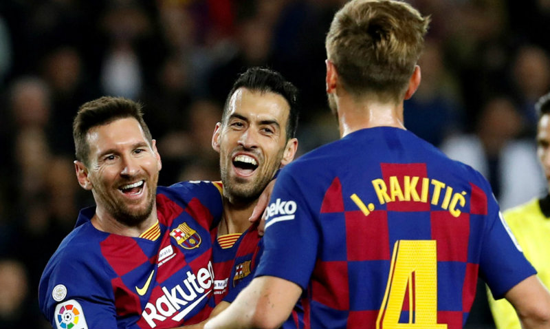 Messi celebra con Sergi Roberto e Ivan Rakitic