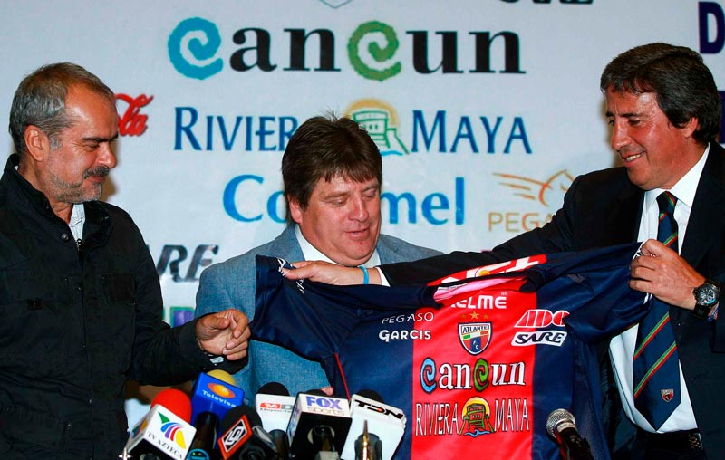 José Antonio presentando a Miguel Herrera como técnico