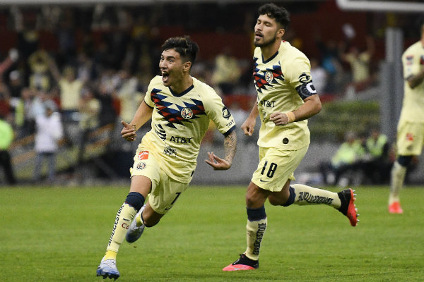 Leo Suárez y Bruno Valdez celebran un gol