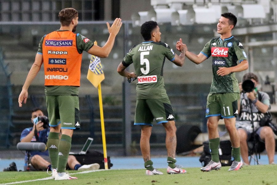 Chucky Lozano celebrando con sus compañeros