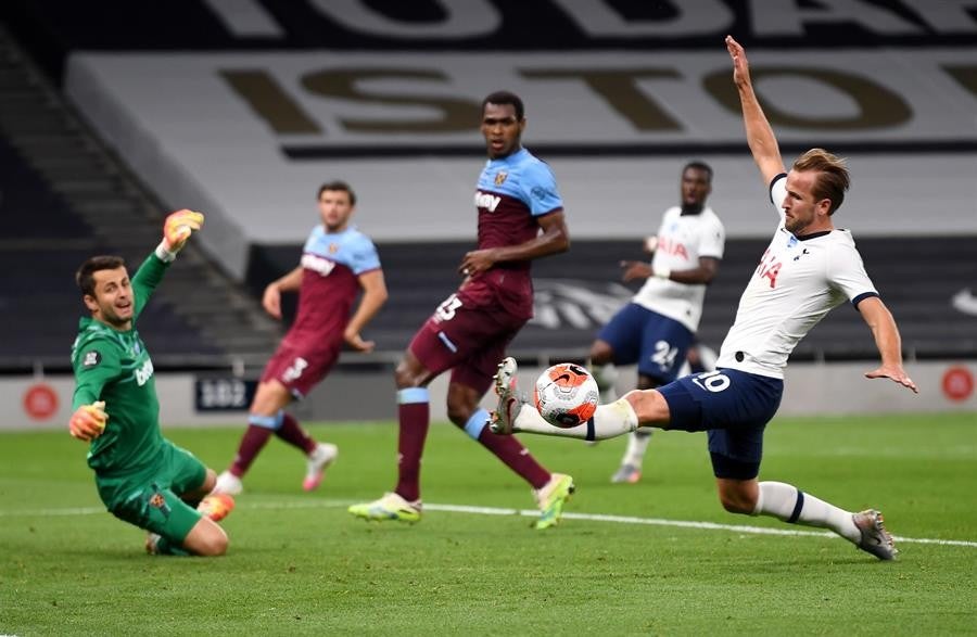 Kane intenta definir ante la salida del arquero del West Ham