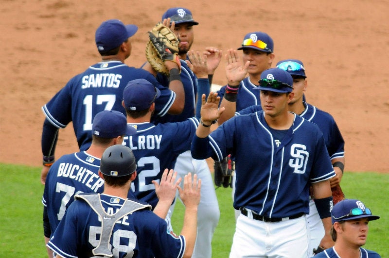 Jugadores de los Padres de San Diego celebran una carrera