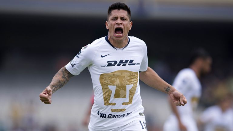 Iturbe festeja gol con Pumas