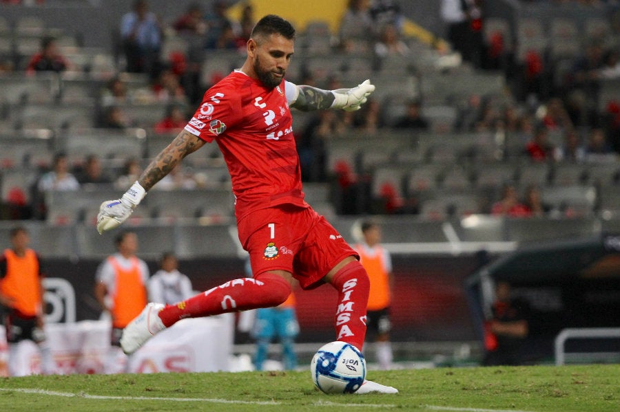 El arquero despeja un balón en el Estadio Jalisco