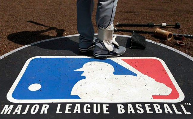 Umpire parado sobre un logo de la MLB