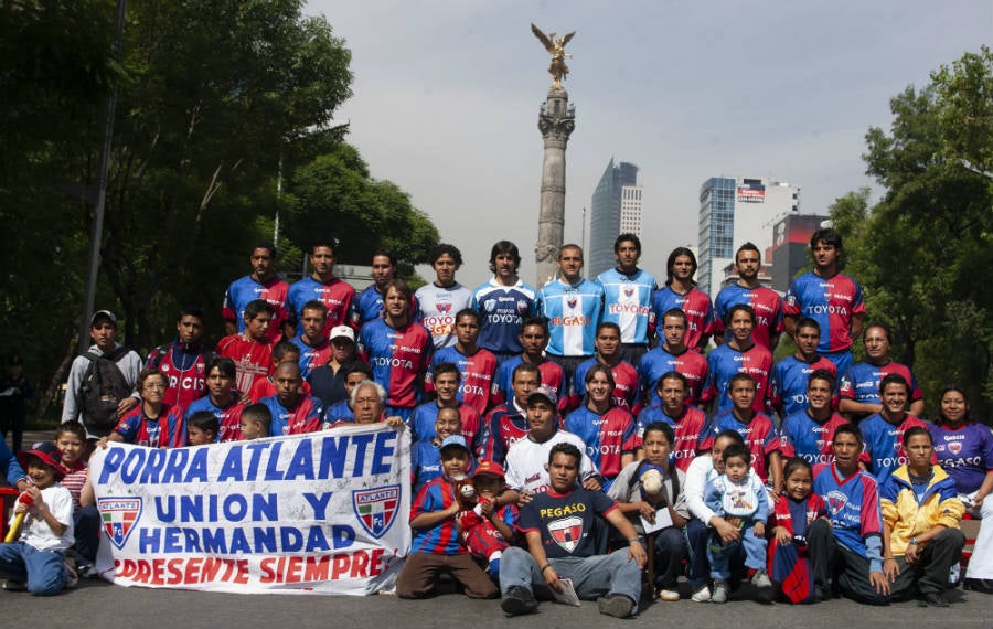 Foto del Atlante con su porra en el Ángel de la Independencia en 2005