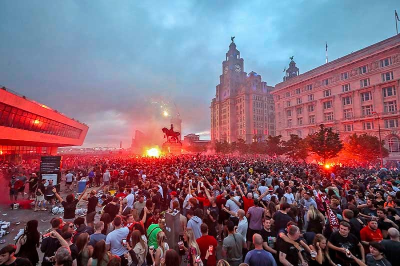 Cientos de aficionados festejan el título del Liverpool 