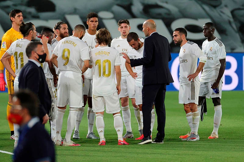 Zidane platica con sus jugadores durante un duelo en LaLiga